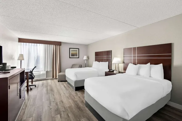 غرفة بسريرين مزدوجين يُسمح فيها بالحيوانات الأليفة، Best Western Luxbury Inn Fort Wayne 2/3