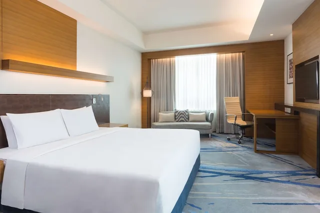 غرفة بزنس بسرير كينج مع دخول صالة النادي، Radisson Blu Hotel Cebu 2/4