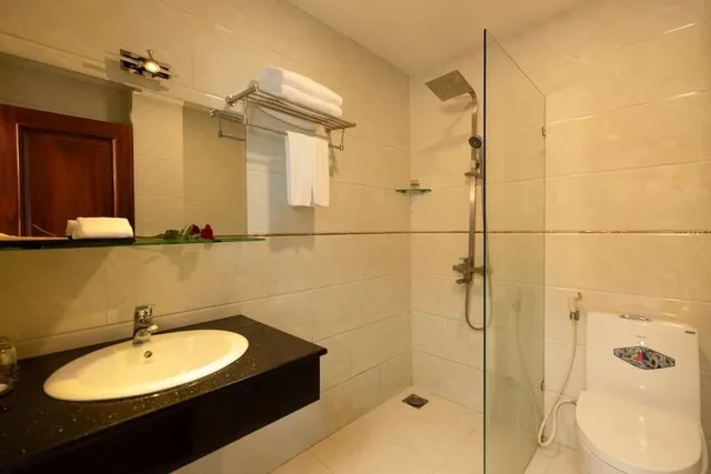 غرفة ديلوكس بسريرين منفصلين وسرير كينج بإطلالة على البحر، Luxor Hotel Phu Quoc 3/3