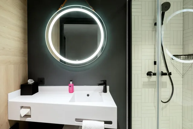 Moxy, Family, Queen Bed, Sofa، Moxy The Hague 4/7