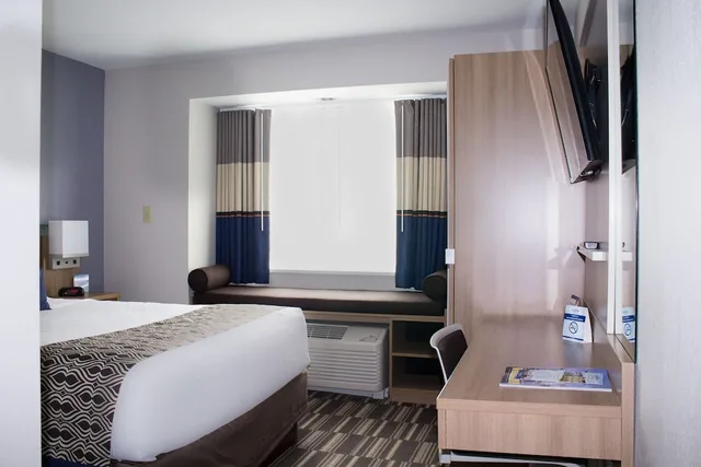جناح بسرير كوين مع أريكة، Microtel by Wyndham Penn Yan Finger Lakes Region 3/5