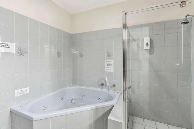 غرفة بسرير كينج في الطابق الأرضي، Comfort Inn The Lakes 4/6