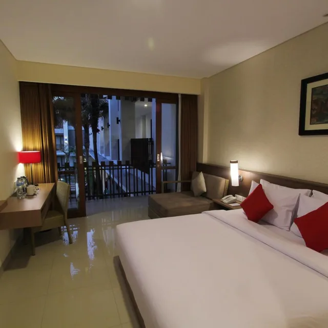 غرفة ديلوكس بسرير مزدوج بإطلالة على المسبح في طابق مرتفع، Grand La Walon Hotel 2/10