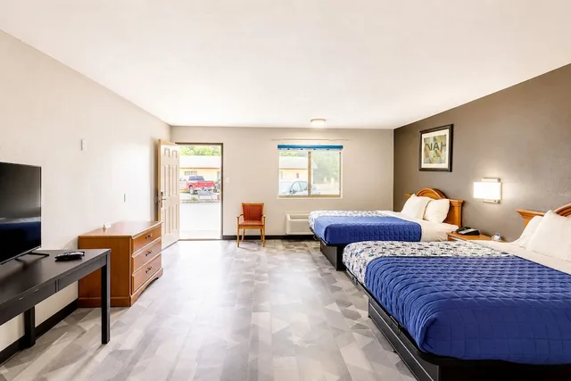 غرفة ديلوكس بسريرين كوين، Freer Executive Inn and Studios by OYO 2/8