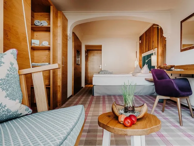 غرفة بريميوم بسرير مزدوج بإطلالة على الجبل بشرفة، Thermenhotel Sendlhof 6/8