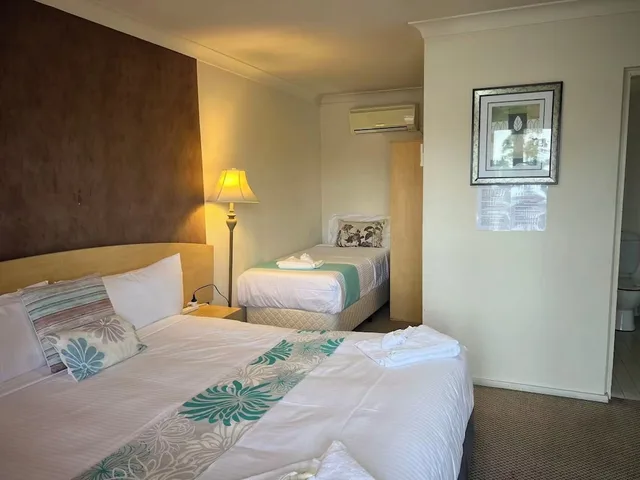 غرفة بسرير كينج وسرير فردي، Country Plaza Motel Taree 1/1