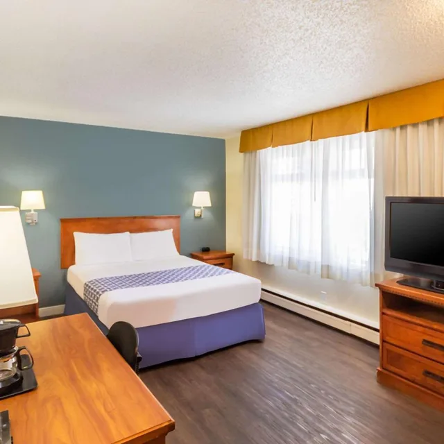 جناح بسرير كينج وسرير كوين مع أريكة، Econo Lodge Inn & Suites Calgary - University 4/9
