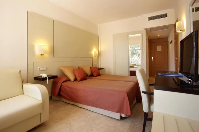 غرفة بسريرين منفصلين بإطلالة جزئية على البحر، Grupotel Imperio Playa 1/1
