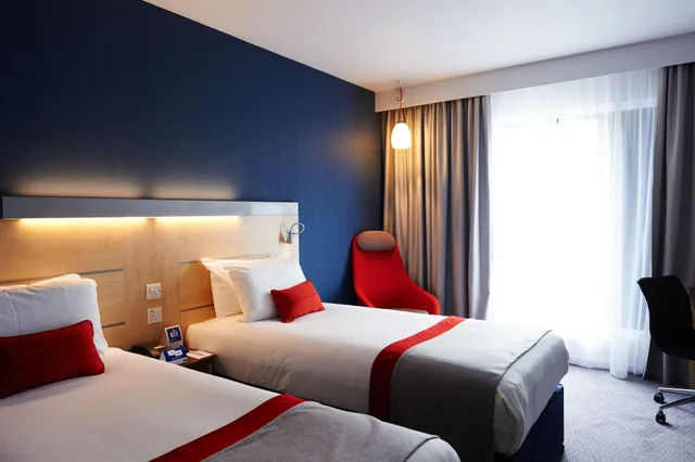 غرفة قياسية بسرير كينج لذوي الإعاقة، Holiday Inn Express Cheltenham 1/5
