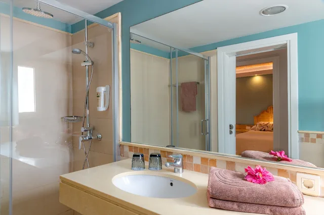 بنغل سوبيريور بثلاثة أسرّة بغرفة نوم واحدة، Cordial Biarritz Bungalows 3/4