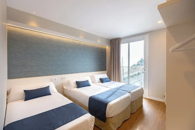 غرفة بثلاثة أسرّة بإطلالة على البحر مع سرير إضافي، Hotel Internacional Calella 1/10