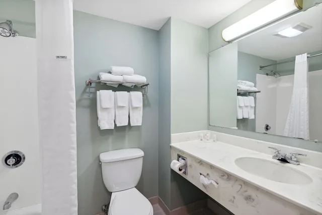 غرفة كلاسيكية بسرير كينج لذوي الإعاقة، Ramada by Wyndham Saco/Old Orchard Beach Area 3/3