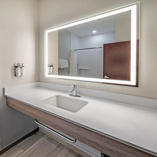 جناح عائلي، Holiday Inn Express Hotel Suites Henderson Traffic Star 8/8