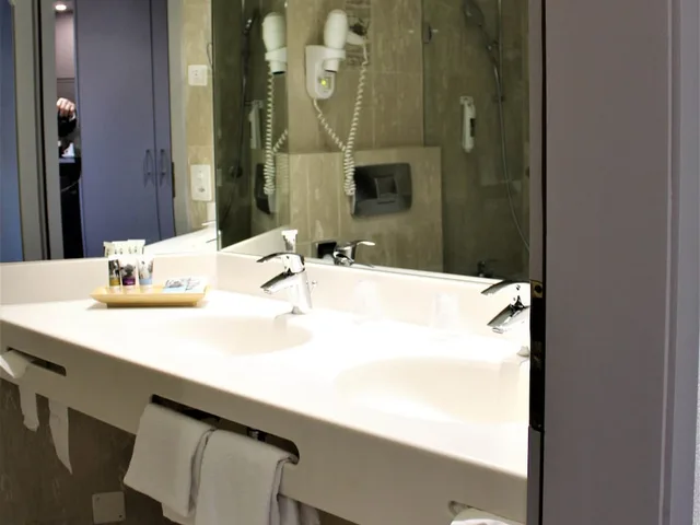غرفة كلاسيكية بسريرين منفصلين بحوض استحمام، Mercure Plaza Biel 3/4