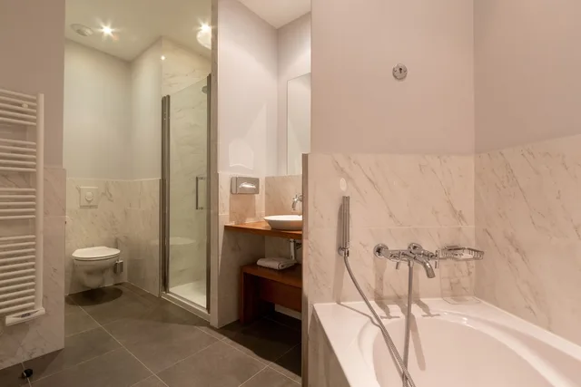 جناح جونيور بسرير كوين مع أريكة في الملحق، Chateau Belmont The Crest Collection 4/5