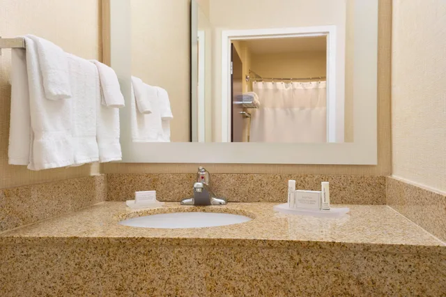 جناح بسرير كينج مع أريكة، Springhill Suites Marriott Little Rock West 5/6