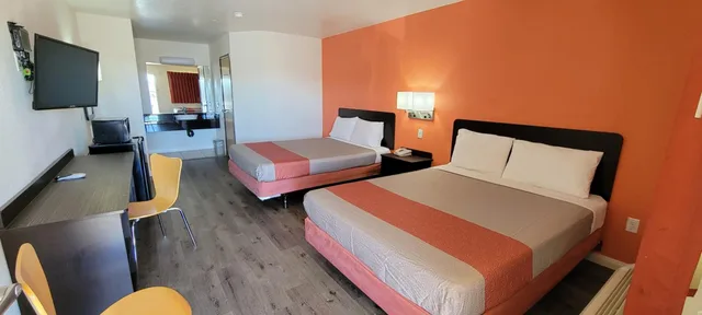 غرفة بسريرين كوين للمدخنين، Motel6 Santa Nella, CA - Los Banos 1/10