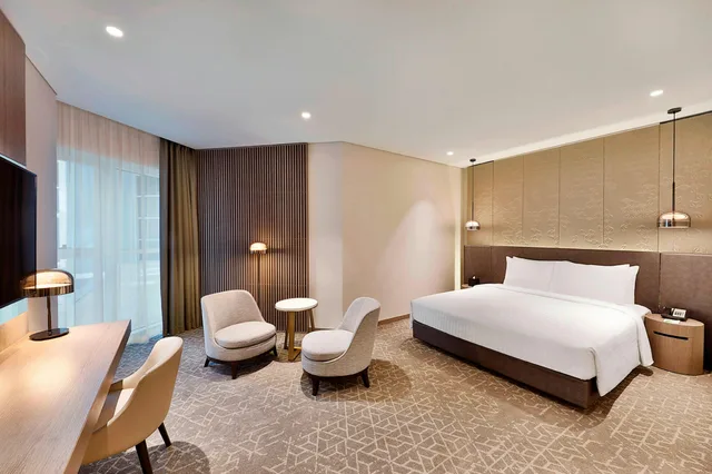 غرفة بسرير كينج، Courtyard By Marriott Al Barsha Dubai 1/2