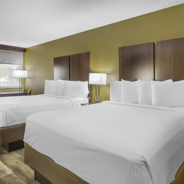 غرفة بسرير كوين بحوض استحمام لذوي الإعاقة، Best Western Plaza Inn 4/8