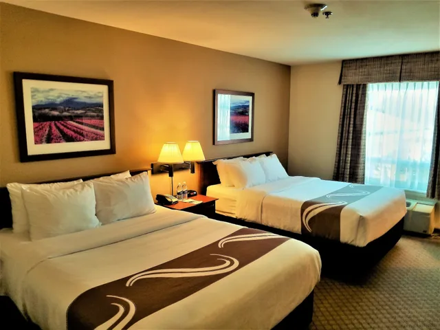 غرفة قياسية بسريرين كوين بجاكوزي، Quality Inn Airport Dieppe 2/9