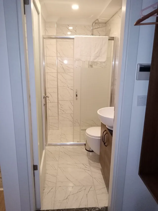 غرفة قياسية بسريرين منفصلين وسرير كوين، Castillo Rojo Hotel Istanbul 10/10
