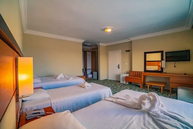 غرفة قياسية بسرير كوين وسرير فردي بإطلالة على البحر، Prenses Sealine Beach Hotel 1/4