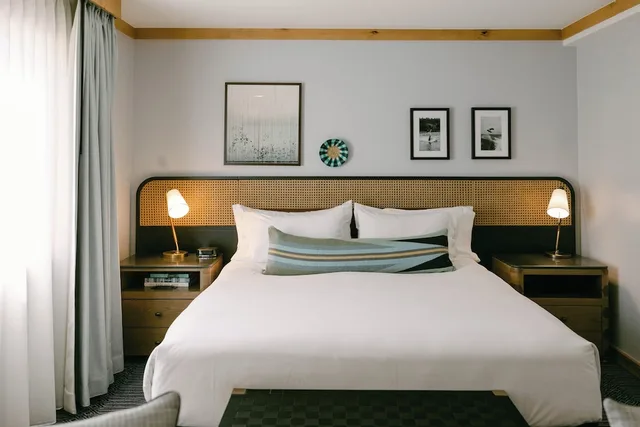 غرفة سوبيريور بسرير كينج بإطلالة على البحيرة لذوي الإعاقة، The Landing Resort Spa 2/5