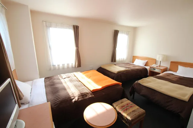 غرفة ثلاثية بسرير مزدوج وسريرين منفصلين، Sakura Hotel Hatagaya 2/2