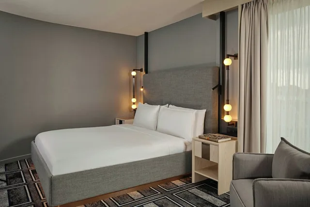 غرفة غراند مفردة بسرير كينج مع أريكة، Marriott Ghent 2/5