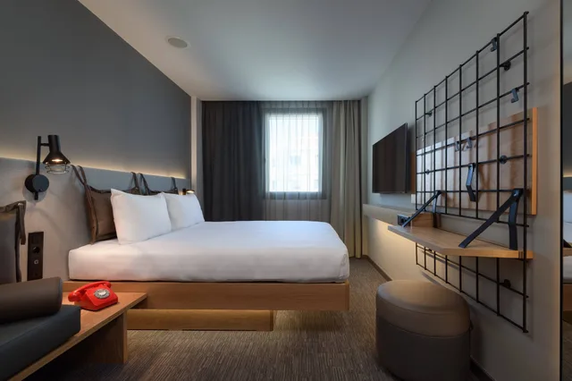 غرفة بسرير كوين، Moxy Lisbon City 1/5