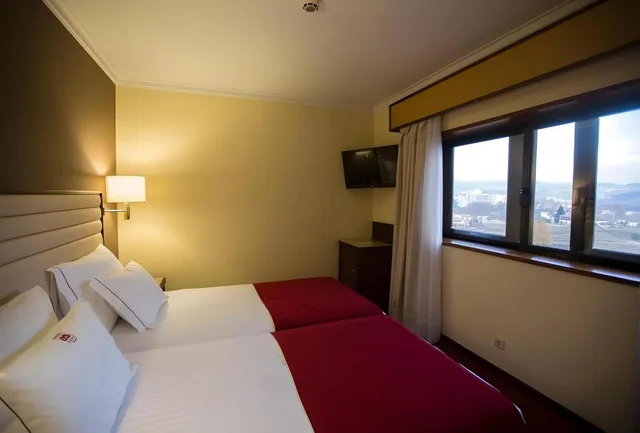 غرفة بسرير مزدوج وسرير فردي مع سرير إضافي، Hotel Mira Corgo 1/5
