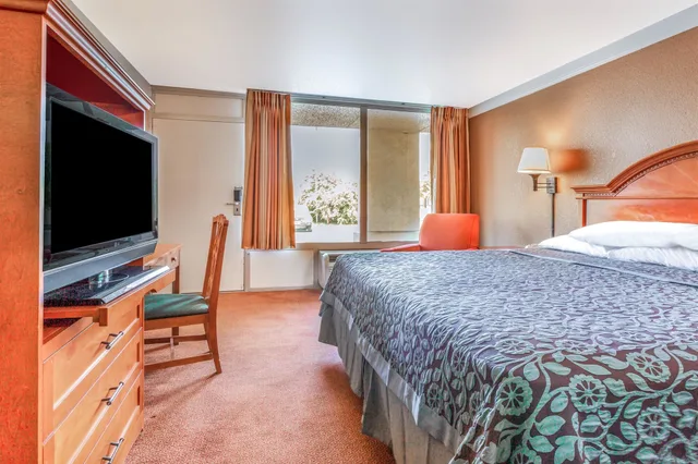 غرفة بسرير كينج لذوي الإعاقة، Days Inn By Wyndham Hillsboro Tx 3/4