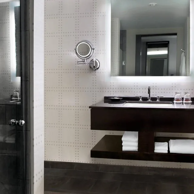 غرفة غراند ديلوكس كبيرة بسريرين مزدوجين بإطلالة على النهر، The Liberty, A Luxury Collection Hotel, Boston 2/2