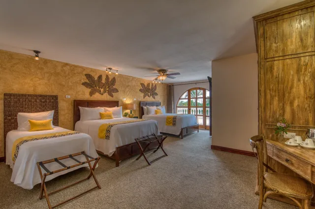 Junior Suite, Family, 1 Single and 2 Queen Beds، Buena Vista 10/10
