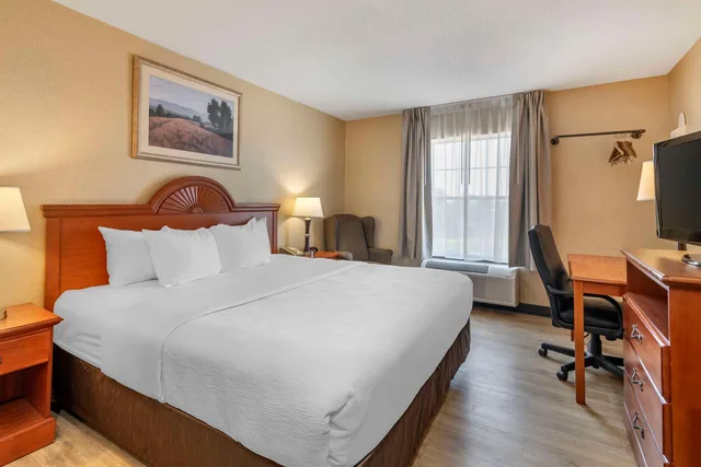 Efficiency, King Bed، Quality Inn At Bangor Mall 1/3