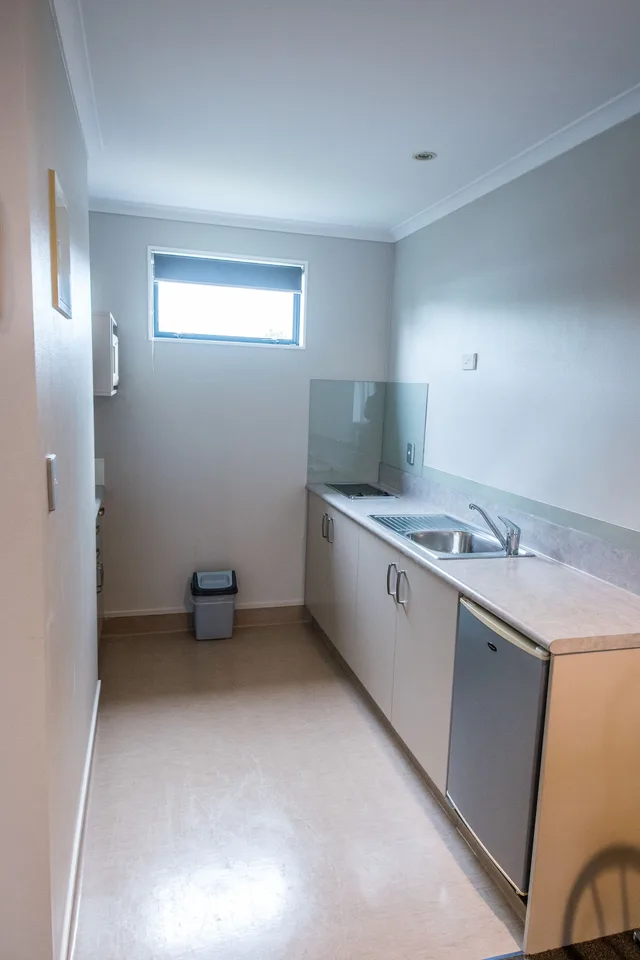 1 Bedroom, Apartment, Queen Bed, Kitchenette, Bay Palm Motel 7/10