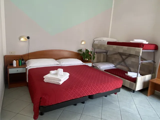 غرفة رباعية بسرير كوين وسرير بطابقين، Hotel Villa Caterina 6/10