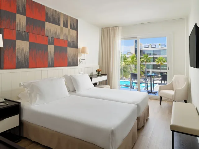 غرفة قياسية بإطلالة على المسبح مفردة بسريرين منفصلين، H10 Casa del Mar 1/8