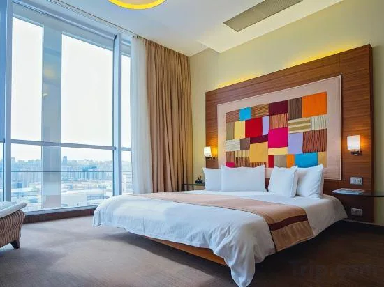 غرفة ديلوكس بسرير كينج بإطلالة على المدينة، Landmark Baku Hotel 1/1