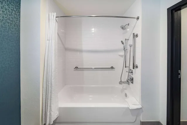 غرفة بسرير كينج لذوي الإعاقة، La Quinta Inn & Suites by Wyndham Texas City I 45 6/6