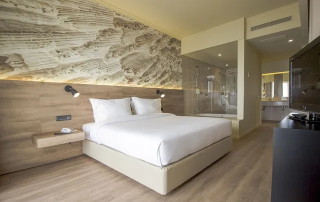 جناح سوبيريور بسرير مزدوج بإطلالة على البحر مع أريكة، Calheta Beach by Savoy Signature 4/7