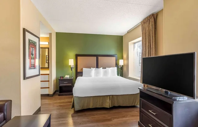 غرفة بسرير كوين لغير المدخنين بمطبخ، Studio 6 Extended Stay Chicago Vernon Hills Lincolnshire IL 5/8