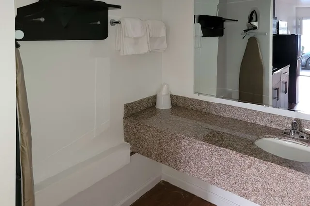 جناح بسريرين كوين، Rodeway Inn & Suites Rancho Mirage - Palm Desert Area 6/6