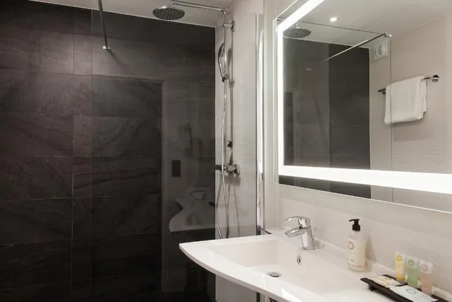 غرفة بسرير مزدوج مع أريكة، Hotel Inn Paris CDG Airport 6/8