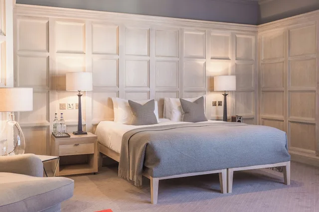 Feature, King Bed، Scotsman Hotel 1/1