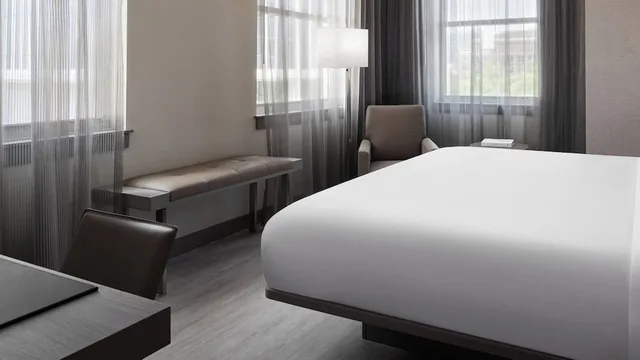غرفة ركنية بسرير كينج لذوي الإعاقة، AC Hotel by Marriott Little Rock Downtown 3/4