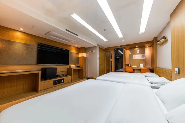 غرفة غراند بسرير مزدوج، Friendly Dh Naissance Hotel By Mindrum Group 1/8