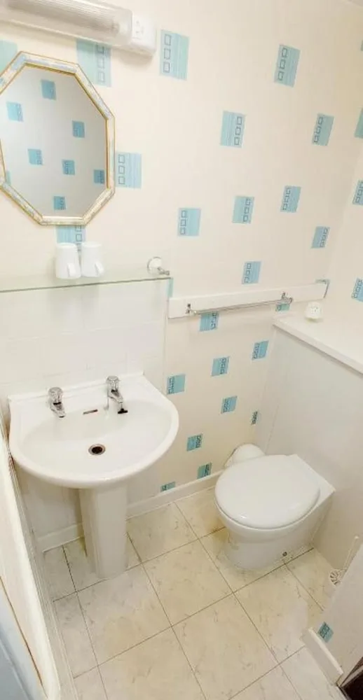 Superior Double Room, OYO Lily Hotel Blackpool 4/5