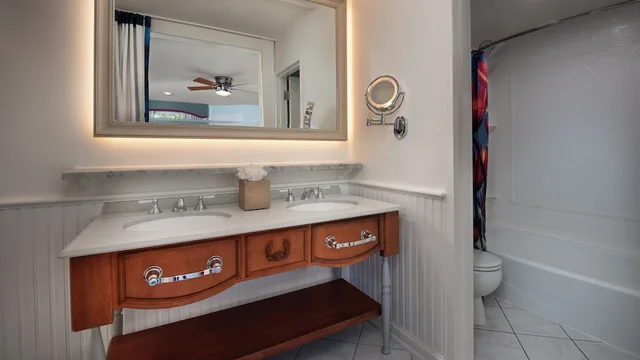 غرفة بسرير كينج وسرير كينج وسريرين كوين لذوي الإعاقة، Disneys Port Orleans Resort Riverside 2/2