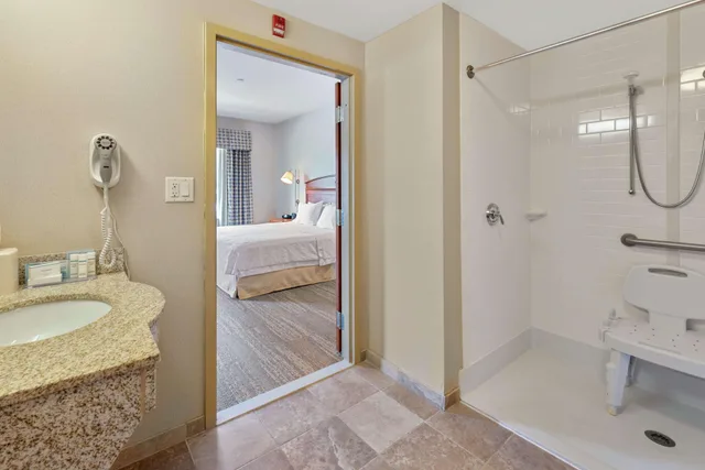 استوديو بسرير كينج، Hampton Inn and Suites Mystic 2/2